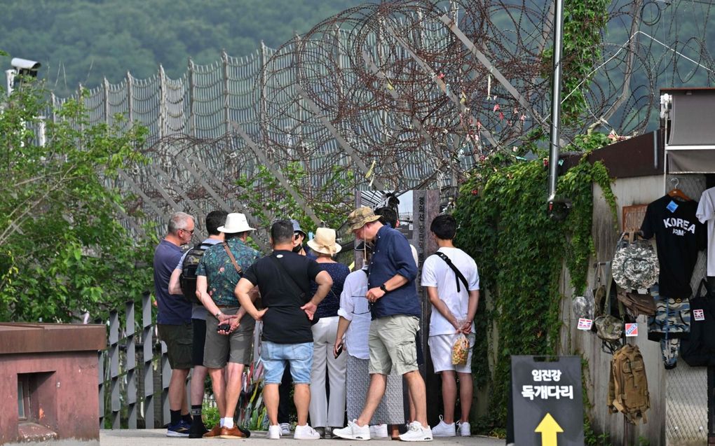 Toeristen aan de Zuid-Koreaanse kant van de grens met Noord-Korea, woensdag. beeld AFP, Jung Yeon-je