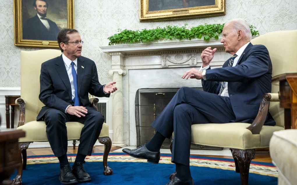 De Israëlische president Isaac Herzog (l) en zijn Amerikaanse ambtgenoot Joe Biden tijdens hun ontmoeting in het Witte Huis dinsdag. beeld EPA, Shawn Thew