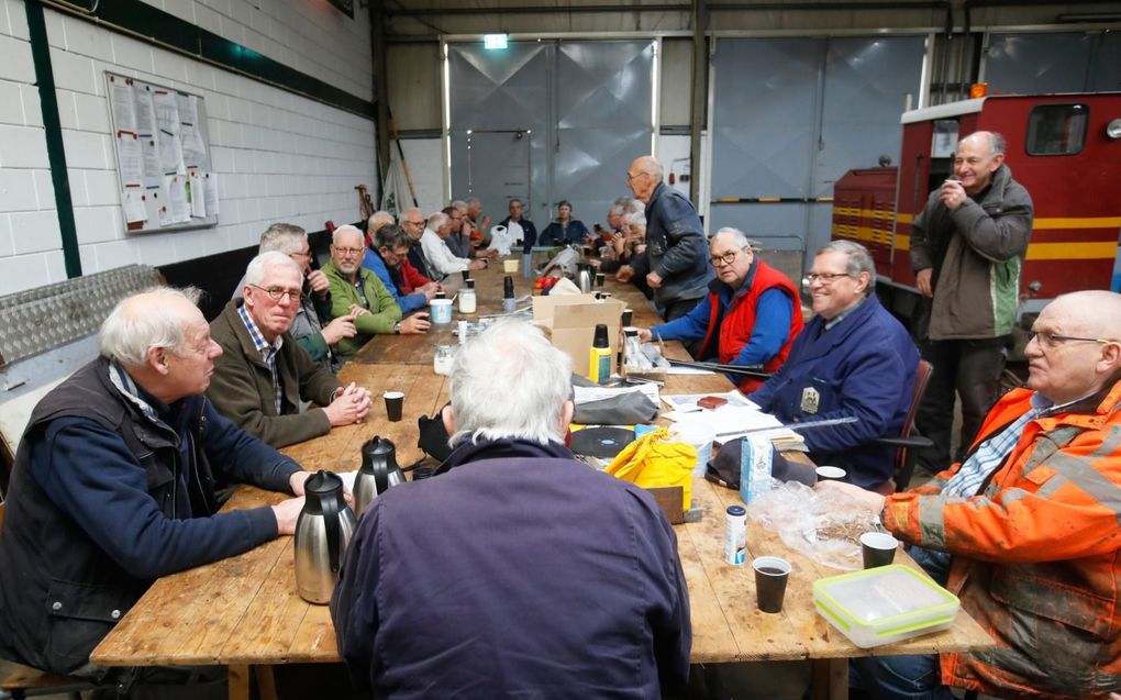 Tientallen vrijwilligers werken aan de inrichting van stoomtreinmuseum Katwijk-Leiden in het Zuid-Hollandse Valkenburg (foto uit 2022). Ouderen die vrijwilligerswerk doen, scoren beter op het gebied van concentratie, zelfbeheersing en flexibiliteit, blijkt uit onderzoek. beeld VidiPhoto