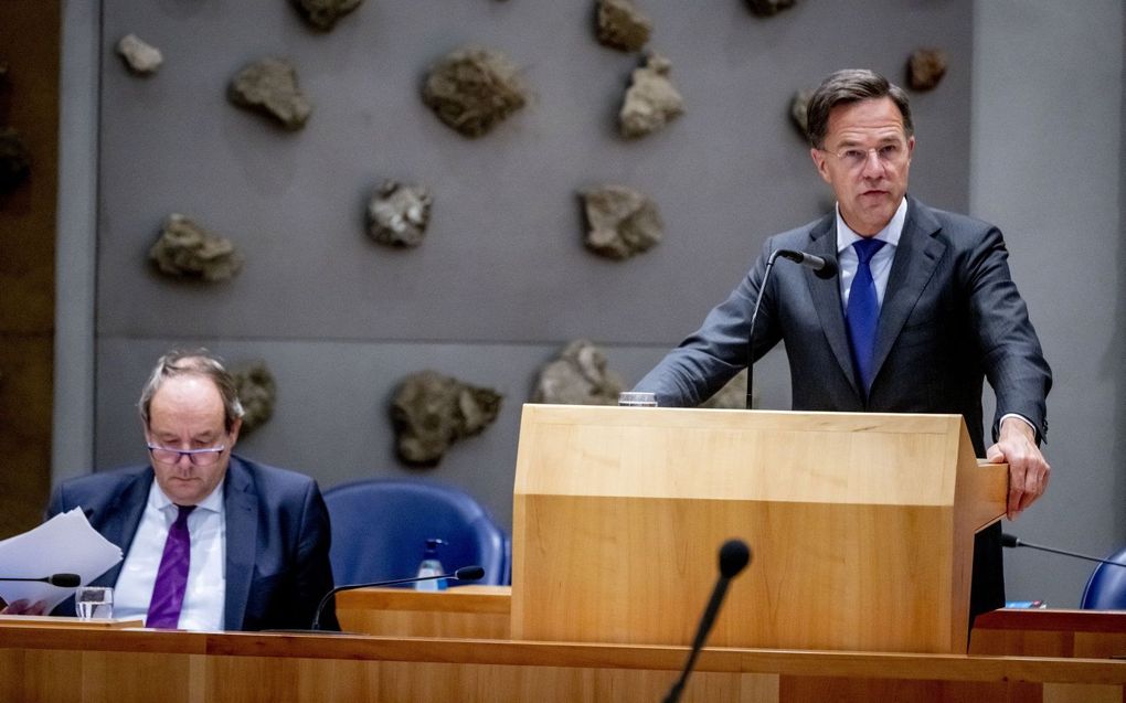 Premier Mark Rutte en Hans Vijlbrief, staatssecretaris Mijnbouw tijdens een debat over het rapport van de Parlementaire Enquetecommissie Aardgaswinning Groningen. beeld ANP, Robin Utrecht