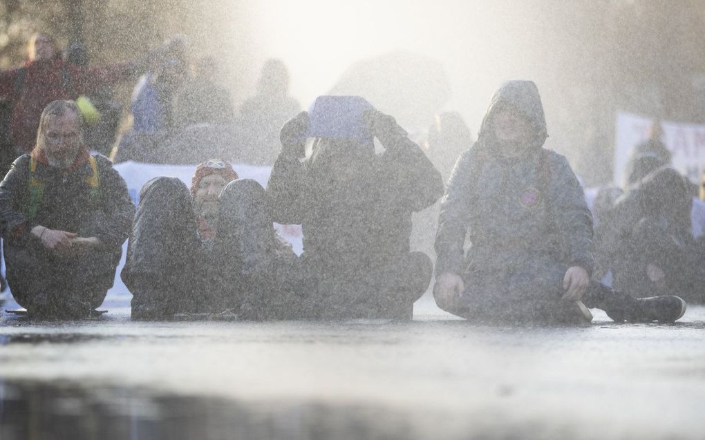 Politie zet waterkanon in bij blokkade A12. beeld ANP, Sem van der Wal