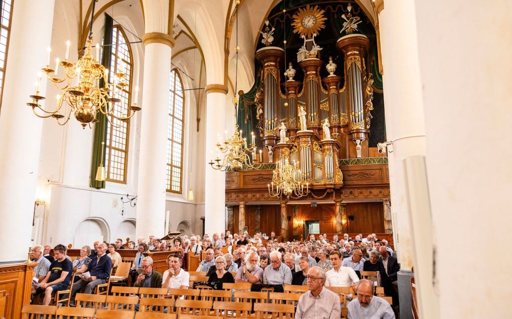 Zo’n 250 mensen woonden de psalmzangavond in Elburg bij. beeld André Dorst