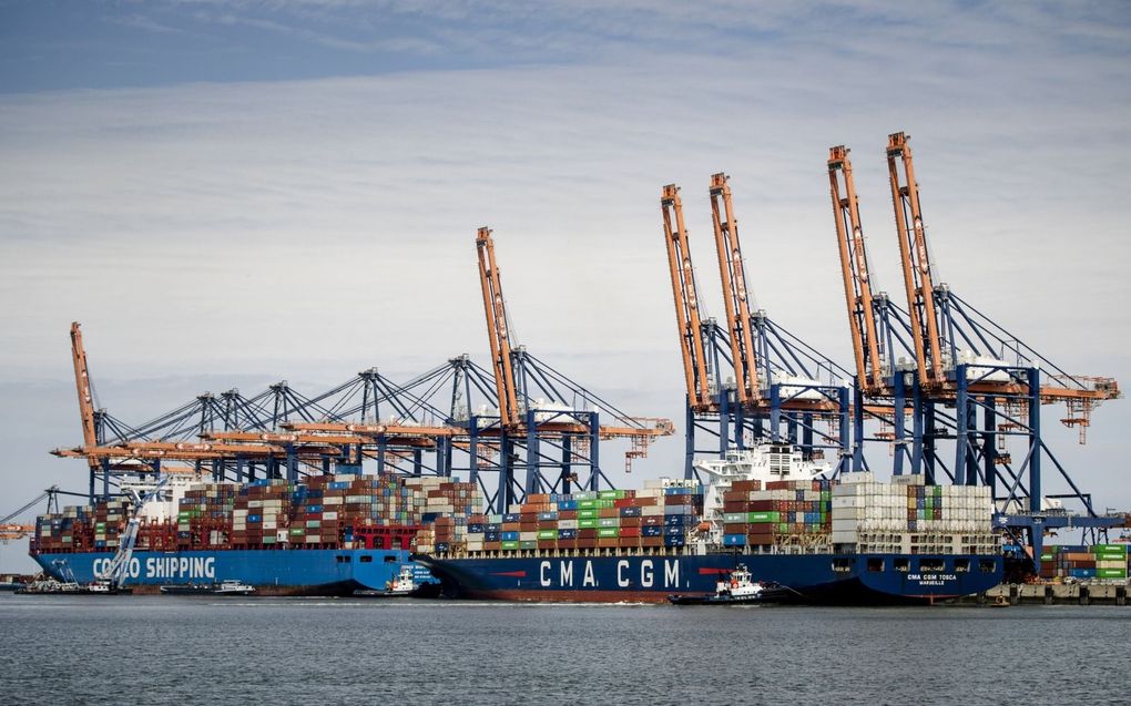 Containerschepen liggen aangemeerd bij een terminal op de Tweede Maasvlakte. De Rotterdamse haven zag de overslag in het eerste halfjaar met 5,5 procent teruglopen. beeld ANP, Sem van der Wal