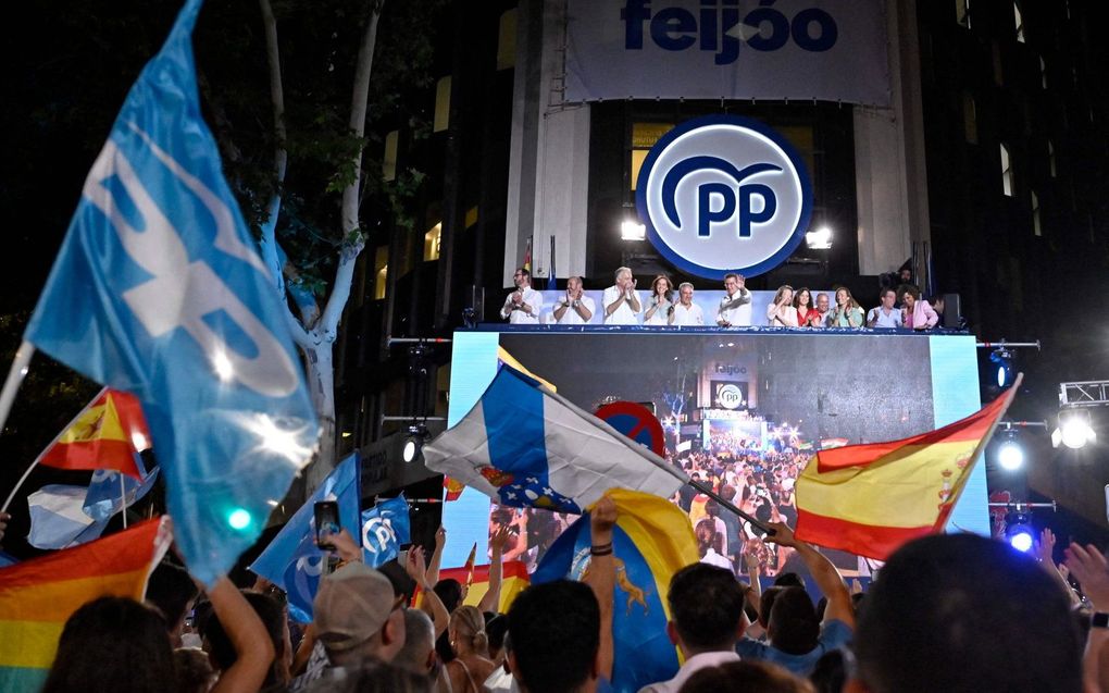 De conservatieve PP van oppositieleider Alberto Núñez Feijóo wordt met 33 procent van de stemmen, goed voor 136 zetels van de 350 in het parlement, de grootste partij in Spanje. beeld AFP, Oscar del Pozo