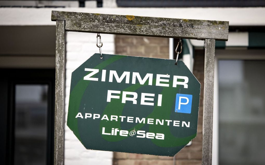 Een bordje met ”Zimmer frei” (kamer vrij) bij een pension in Zandvoort. beeld ANP, Ramon van Flymen