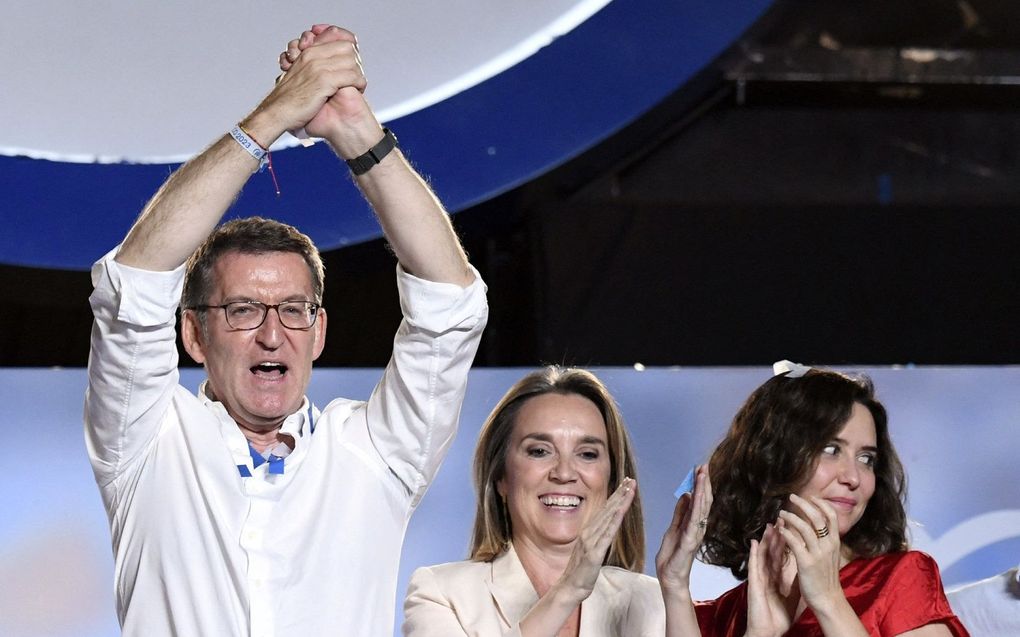 PP-leider Alberto Núñez Feijóo viert zijn verkiezingsoverwinning. beeld AFP