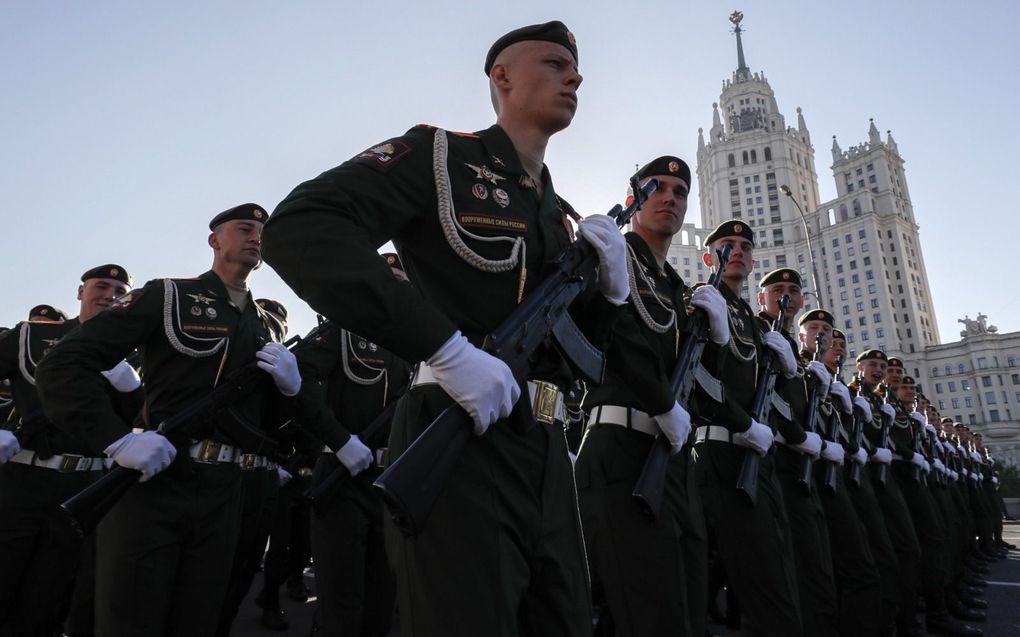 Russische militairen bij een parade in Moskou. beeld Yuri Kochetkov