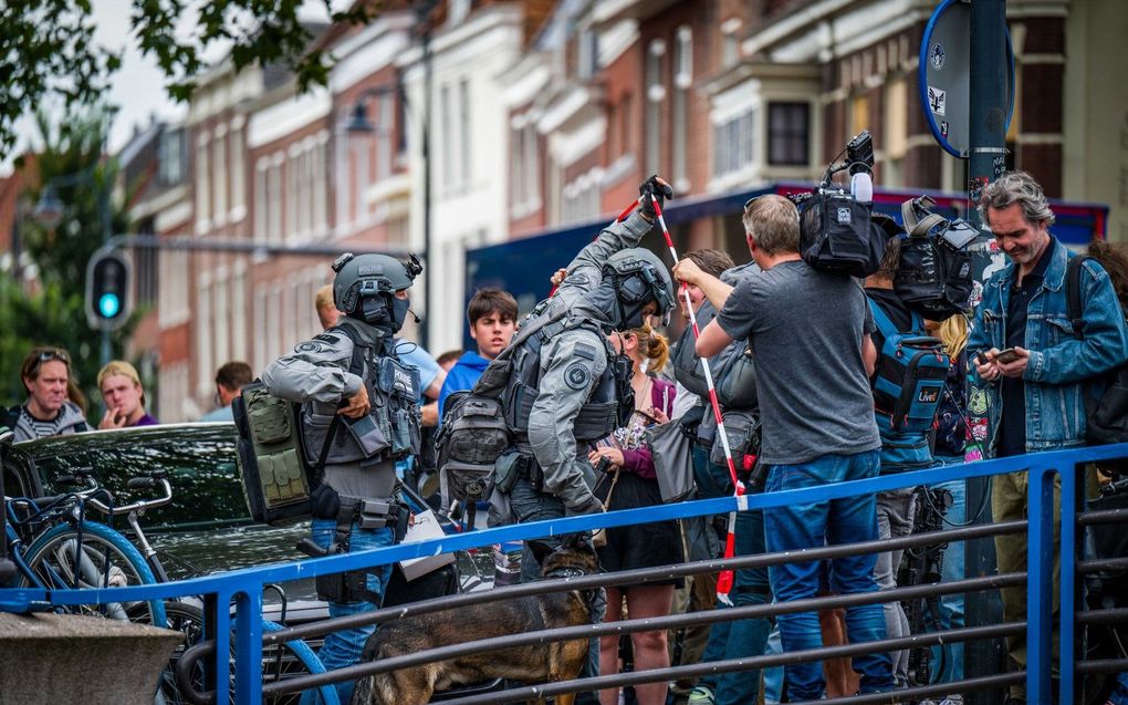 Politiemensen op zoek naar de dader van de steekpartij in Leiden. beeld ANP, Media TV