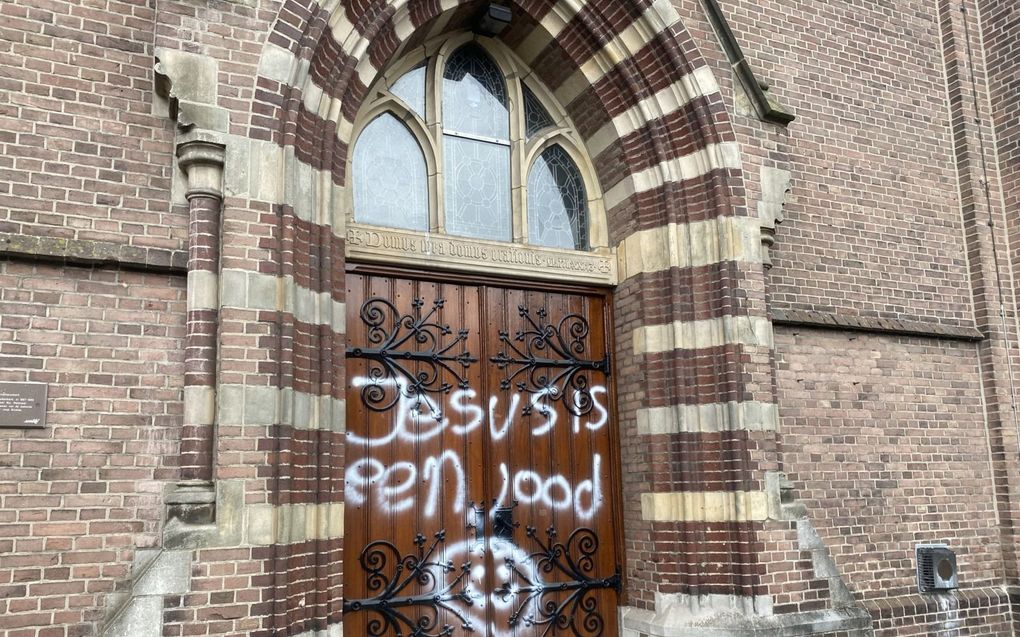 De tekst op de Sint-Stephanuskerk in Borne. beeld News United, Jordi Heinen