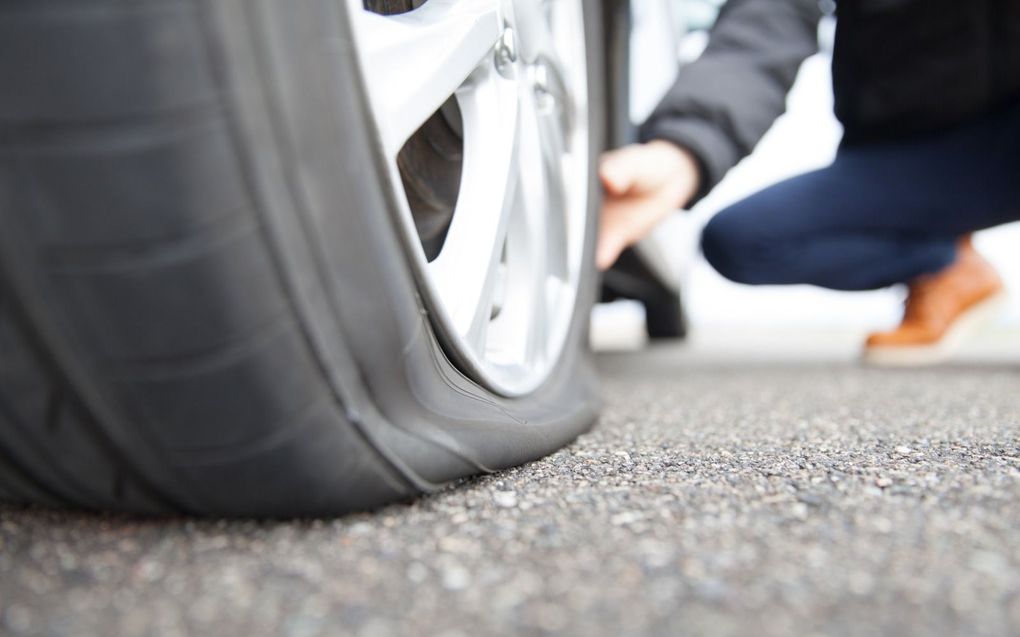 Een grote schroef of een stoeprand kan al een lekke autoband veroorzaken. beeld iStock, Okugawa