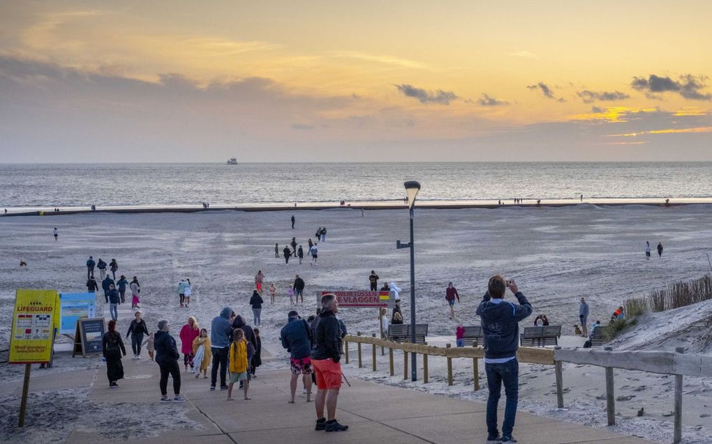 Nieuwsgierig volk op het strand van Ameland. beeld ANP, Jilmer Postma