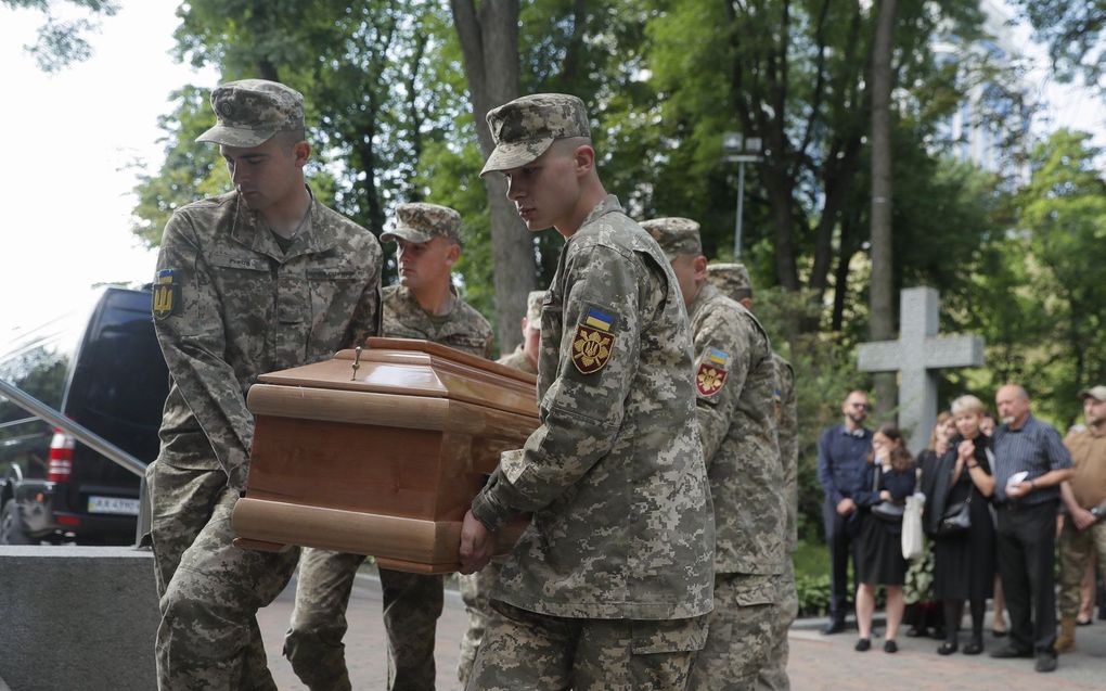 Begrafenis van een gesneuvelde Oekraïense militair. beeld EPA, Sergej Dolzhenko