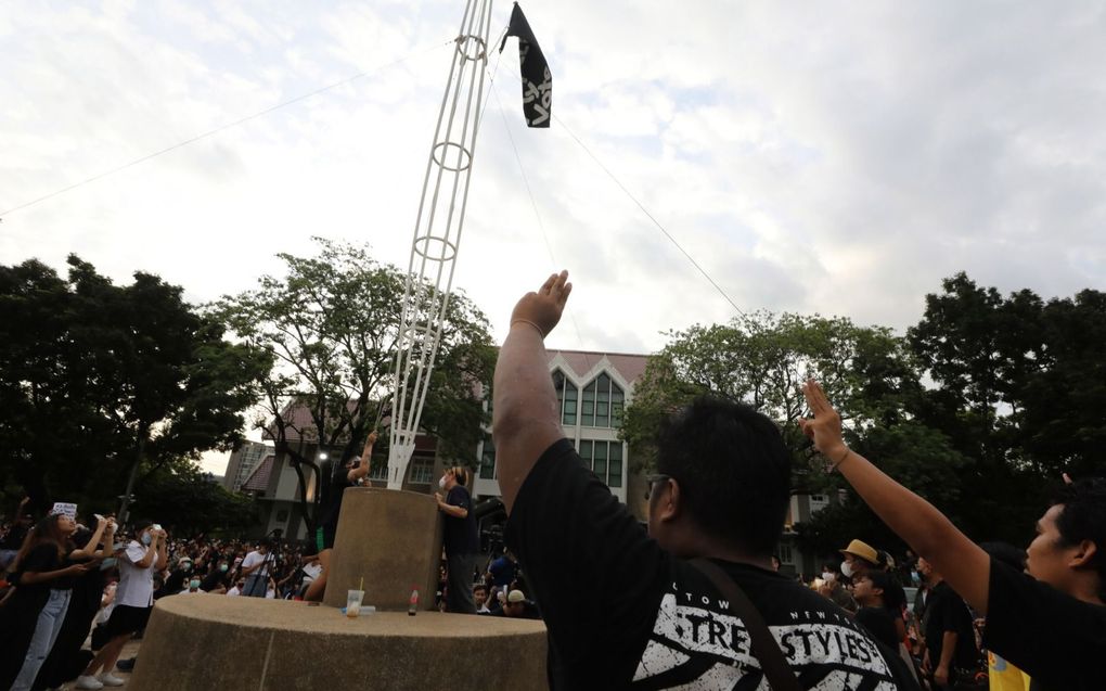 Aanhangers van de Thaise politicus Pita Limjaroenrat hijsen een zwarte protestvlag in Bangkok. beeld EPA, Narong Sangnak