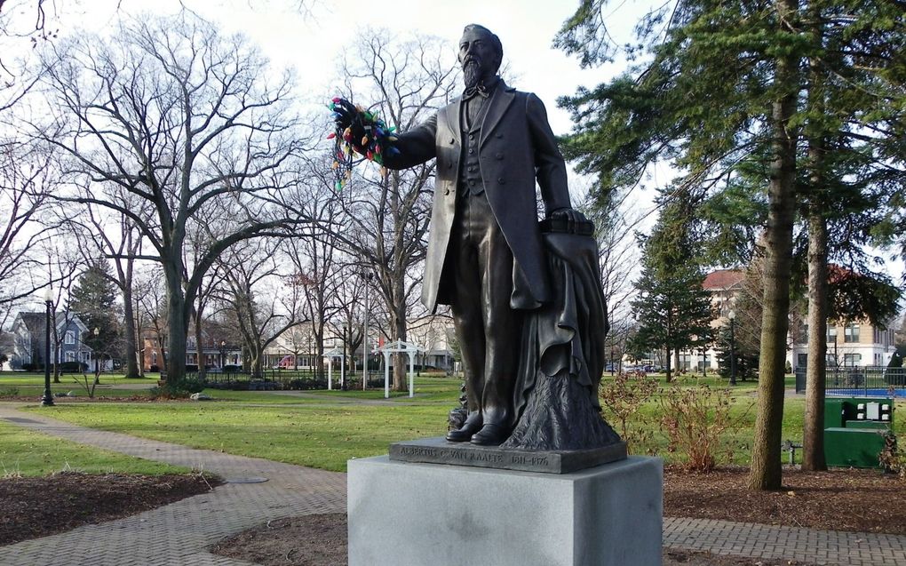 Het standbeeld van de Nederlandse emigrantenleider ds. A.C. van Raalte in Holland (Michigan). beeld RD