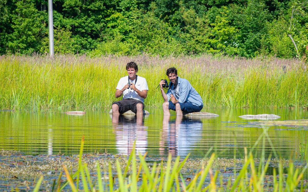 Ruurd Jelle van der Leij (links) veranderde 3 hectare grond achter zijn huis in het Friese Oldeholtpade in een heus natuurgebied. Rechts: zijn vriend Ruben Hein. beeld Marloes Hiemstra