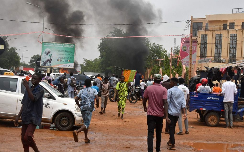 Onrust in de straten van de Nigerese hoofdstad Niamey na de staatsgreep van woensdag. beeld AFP