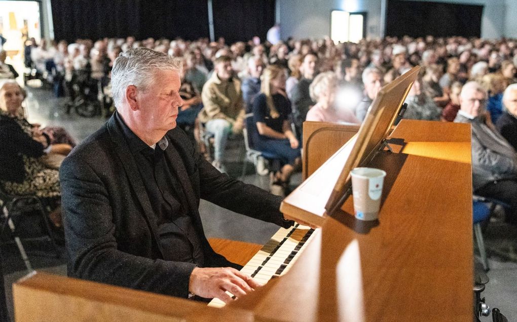 Pieter Heykoop achter een Unico-400-orgel, tijdens de dia-orgelavond op dinsdag 25 juli in Barneveld. beeld André Dorst