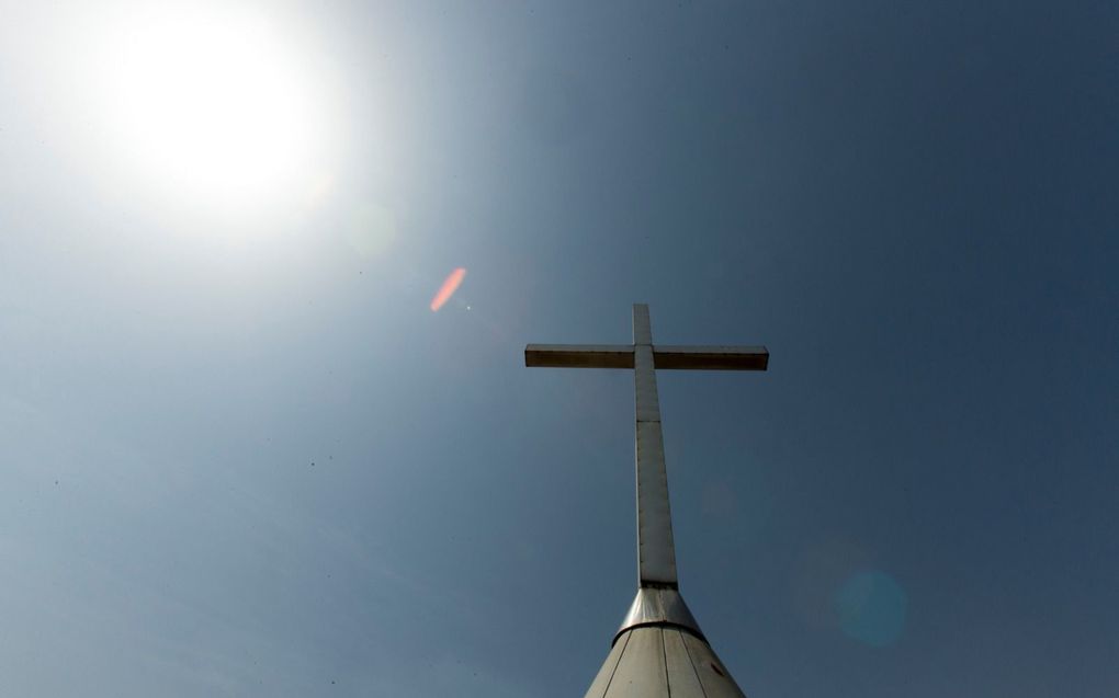 De godsdienstvrijheid van christenen wordt door Westerse regeringen en media grotendeels genegereerd, aldus Open Doors Duitsland. Foto: een kerktoren met een kruis daarop van een megakerk in Nigeria. beeld Henk Visscher