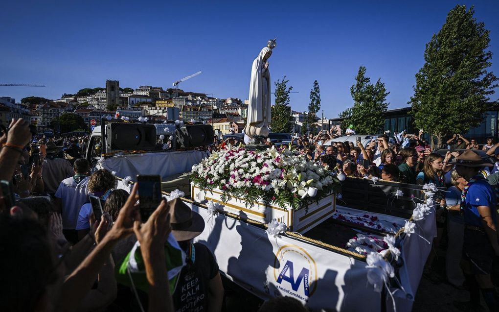 Een Mariabeeld arriveert maandag in Lissabon ter gelegenheid van de Wereldjongerendagen. beeld AFP, Patricia de Melo Moreira