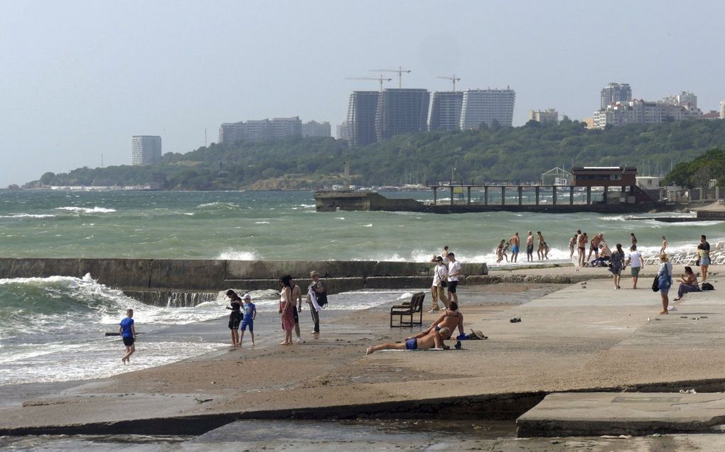 Mensen genieten van een dagje strand aan de Zwarte Zee in Odesa, Oekraïne. beeld EPA, Igor Tkachenko