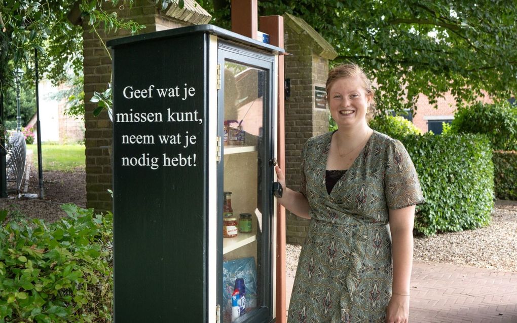 Christine woont vlak bij de kerk in Andelst en heeft samen met haar man de zorg voor de deelkast op zich genomen. beeld Niek Stam