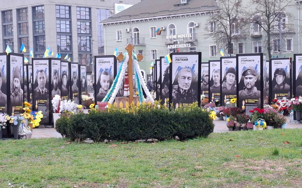 Plein in Rivne waar portretten staan van de sinds de zomer van 2023 omgekomen soldaten. Het plein zou een paar keer zo groot moeten zijn om foto's van alle sinds februari 2022 omgekomen soldaten te laten zien. beeld Daan Verbaan