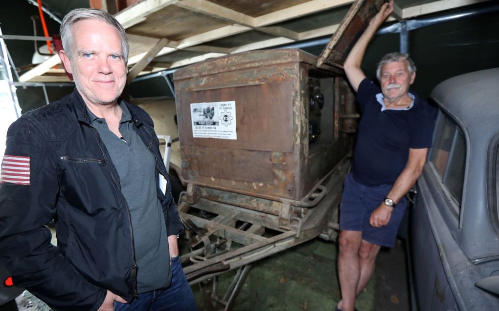 Oorlogshistoricus Straten (l.) en museumdirecteur Peters bij de aggregaat. beeld VidiPhoto