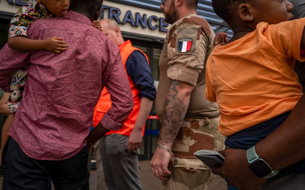 Evacuatie in volle gang op het vliegveld. beeld AFP, Jonathan Sarago / Ministry for Europe and Foreign Affairs