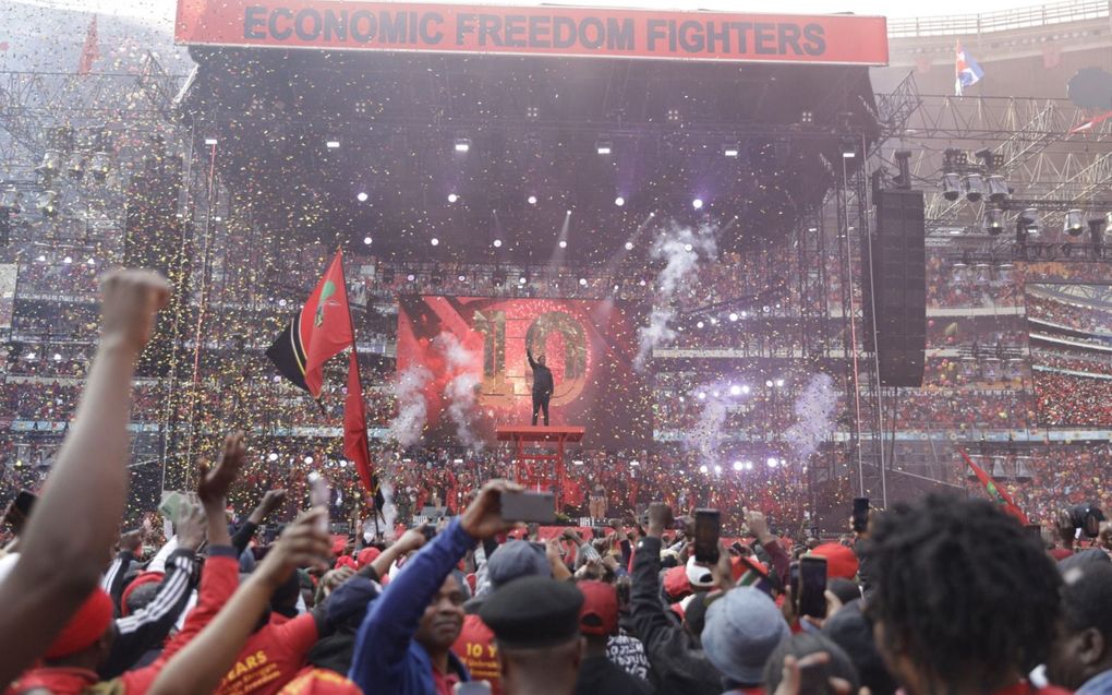 Julius Malema, de leider van de Economic Freedom Fighters (EFF), vierde afgelopen zaterdag in het FNB-stadion nabij Johannesburg het tienjarig jubileum van zijn partij. Ten aanhore en onder luid applaus van bijna 100.000 aanhangers zong hij het controversiële lied ”Dood de boer”. beeld AFP, Guillem Sartorio