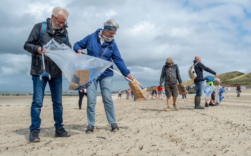 Bijna veertig vrijwilligers ruimden woensdag het strand op tussen Koudekerke en Vlissingen. beeld Dirk-Jan Gjeltema