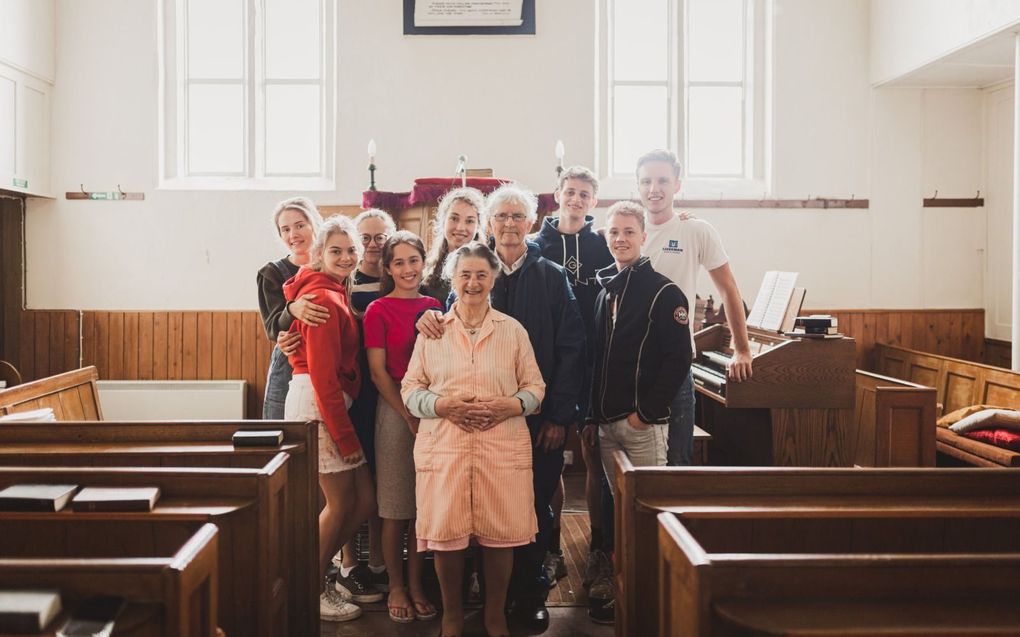 Stanley en Jocelyn Burgess met de jongeren die vorige week de Bethel Strict Baptist Chapel in Allington opknapten. beeld Heidi Aalbers