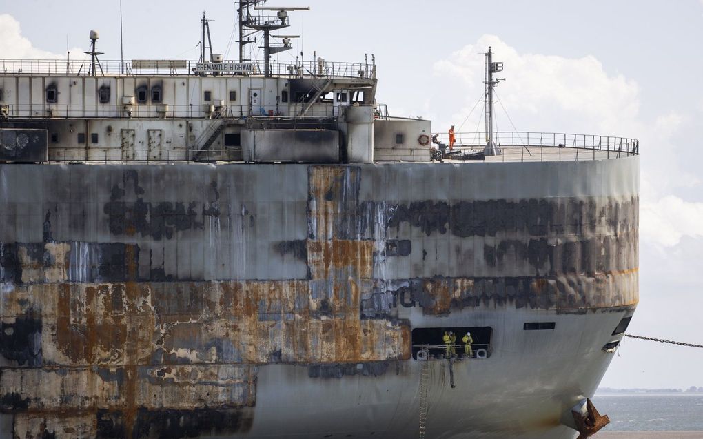 Het uitgebrande autovrachtschip Fremantle Highway aan de kade in de Eemshaven. beeld ANP, Vincent Jannink