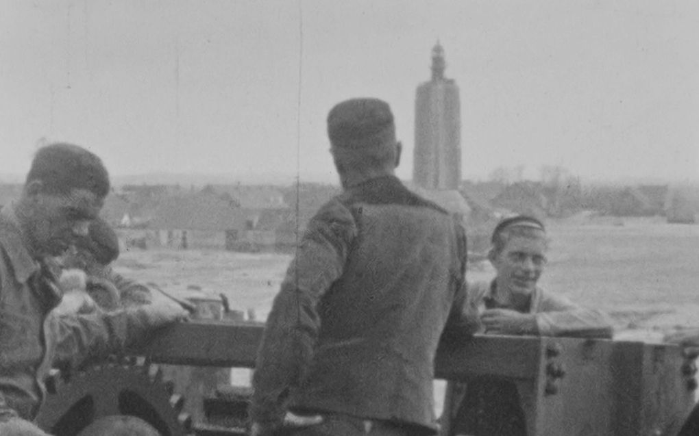 Dijkwerkers bij Westkapelle; fragment uit unieke filmbeelden. beeld Bevrijdingsmuseum Zeeland