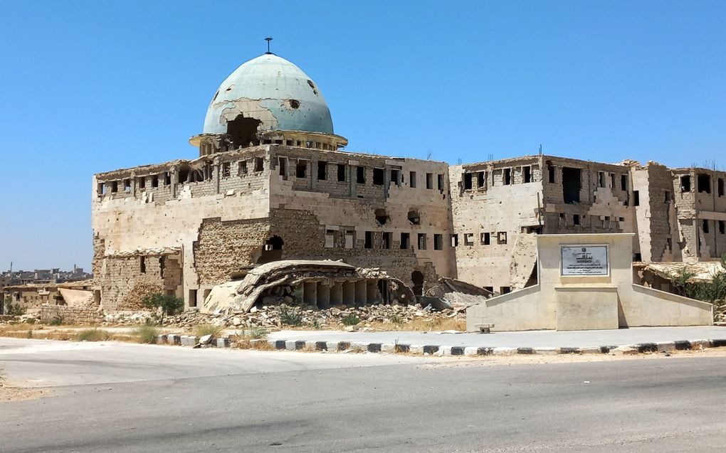 Huizen in het centrum van de Syrische stad Aleppo zijn ingestort, gebouwen zwaar beschadigd. beeld Dorcas