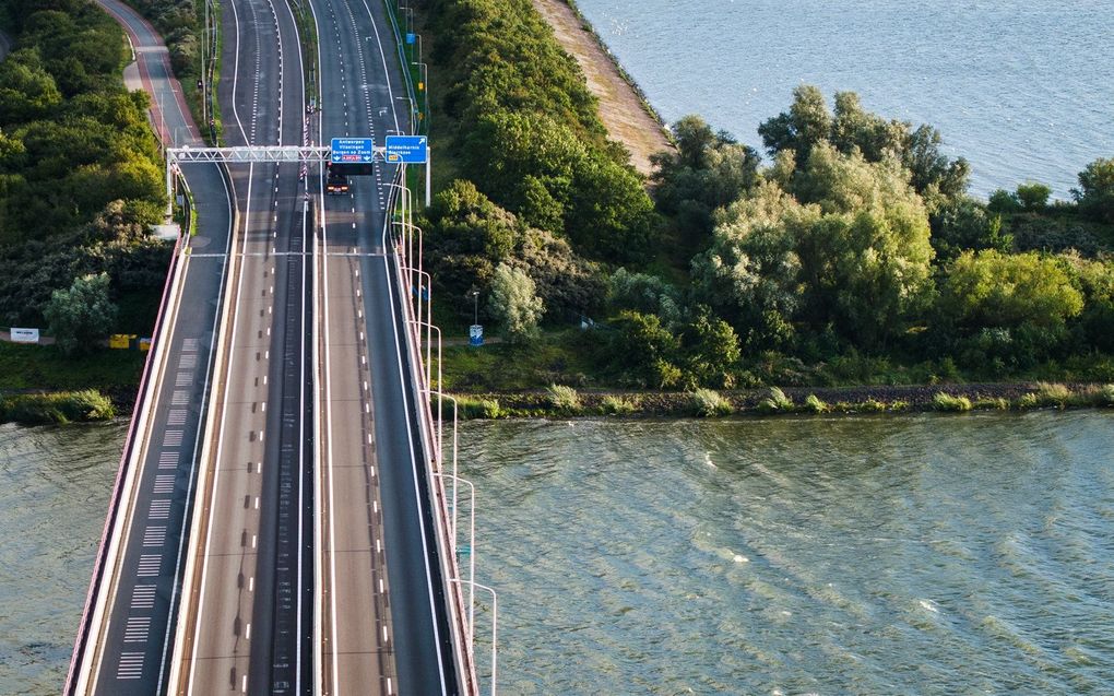 De Haringvlietbrug gaat vrijdagavond weer open. beeld ANP, JEFFREY GROENEWEG