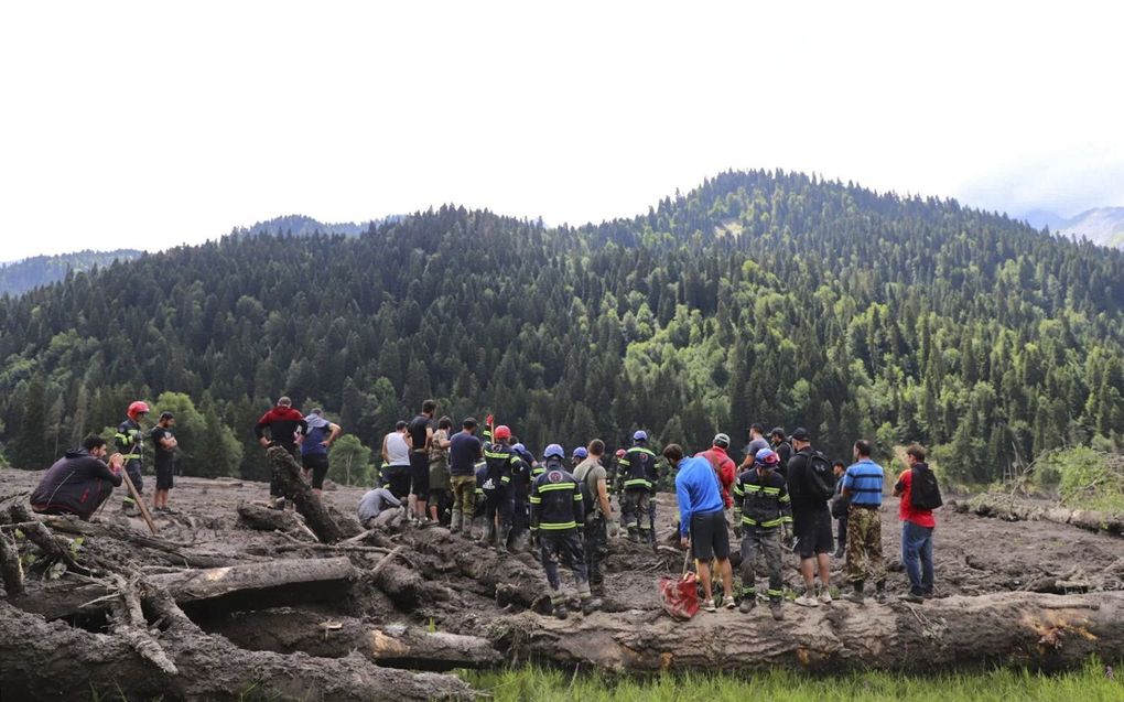 Reddingswerkers zijn aan het werk op de plaats van de aardverschuiving in Shovi, Racha regio, Georgië. beeld EPA, Ministerie van Binnenlandse Zaken Georgië