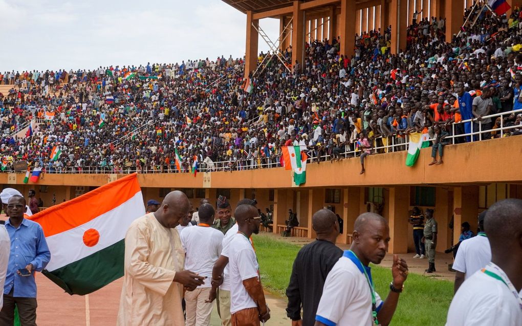 Aanhangers van de junta zondag bijeen in een stadion in Niamey. beeld EPA, ISSIFOU DJIBO