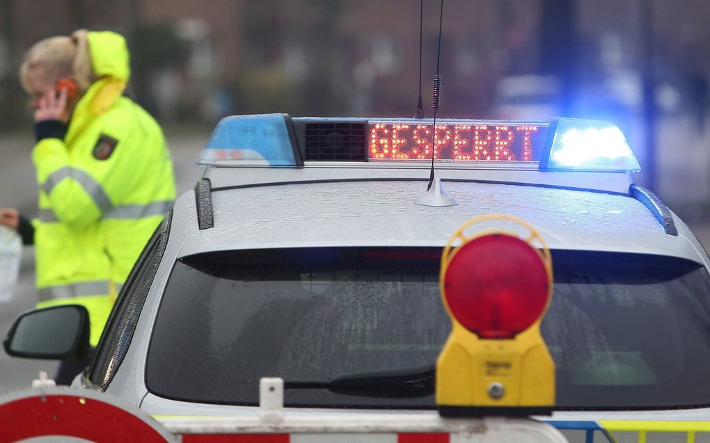 Een politieauto blokkeert een weg in de buurt van de plaats waar een niet-ontplofte bom uit de Tweede Wereldoorlog werd gevonden in Düsseldorf, West-Duitsland. beeld AFP, DPA, David Young