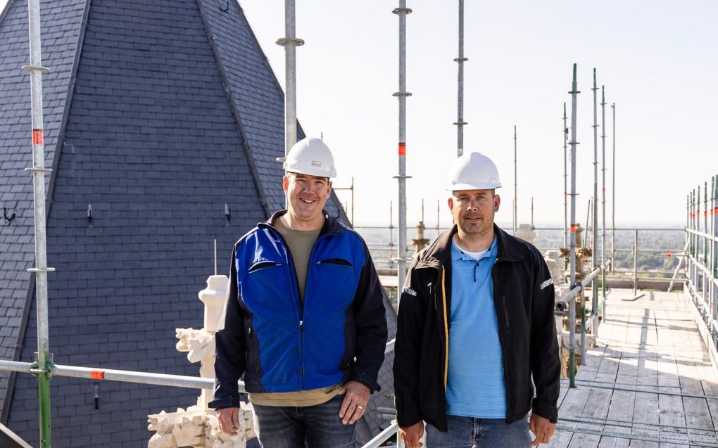 Uitvoerders Hans van Leerdam (blauwe jas) en Iljan Hage van Jobse BV Loodgieters, Leidekkers en Koperslagers uit Middelburg. Locatie: Domtoren, Utrecht. beeld André Dorst