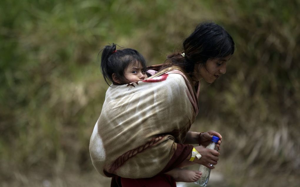 Migranten met baby’s op de rug vertrekken naar Panama, vaak met niet meer dan een rugzak, een tent en een flesje water. beeld EPA, Bienvenido Velasco