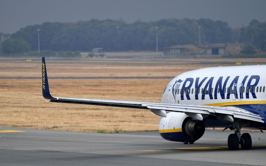 Toestel Ryanair is geland op vliegveld Weeze. beeld EPA, Sascha Steinbach