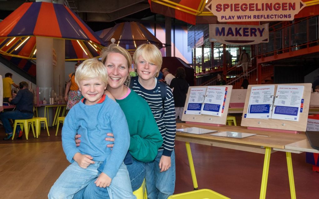 Janneke van Houtum met Daan (l.) en Mees. beeld Ronald Bakker