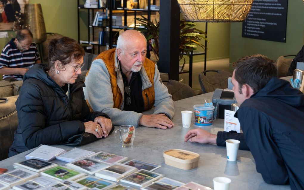 Twee bezoekers, het echtpaar Van Blijderveen, in gesprek met een vrijwilliger van Huiskamer Samaria. beeld RD, Anton Dommerholt