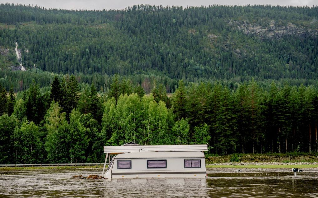 Caravan op een complete ondergelopen camping in Zweden na storm Hans. Beeld AFP, Stian Lysberg Solum