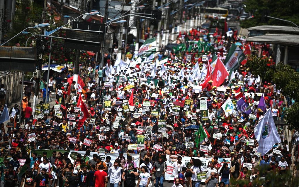 Inheemse Brazilianen demonstreren dinsdag in Belem voor het behoud van het Amazonegebied. beeld EPA, Andre Borges