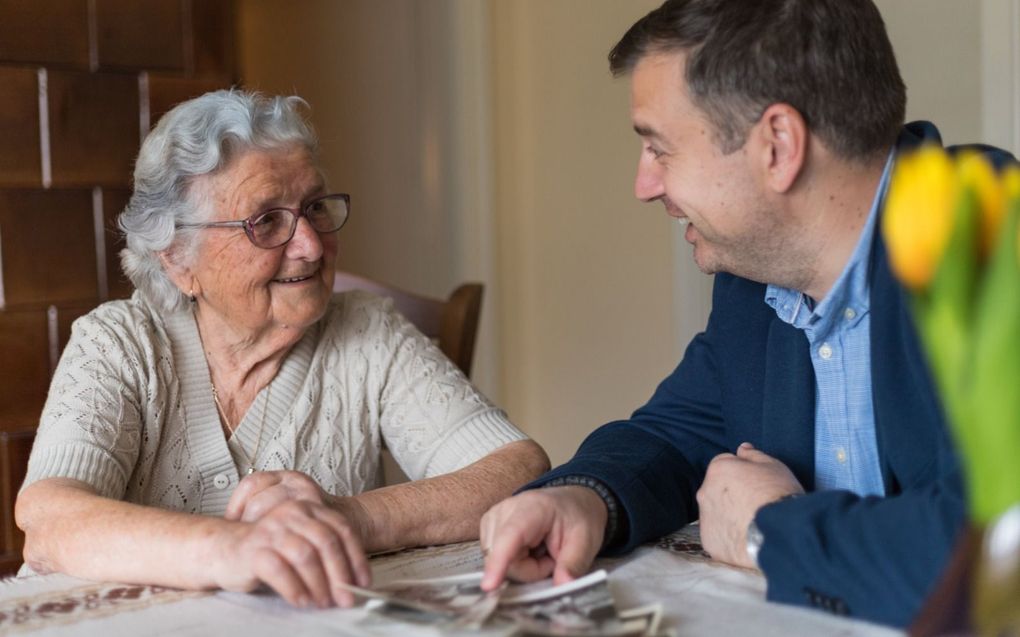 „Heel veel zorg is eigenlijk alleen maar ”naar een ander omzien”. Dat kunnen we toch wel voor elkaar opbrengen?” beeld iStock