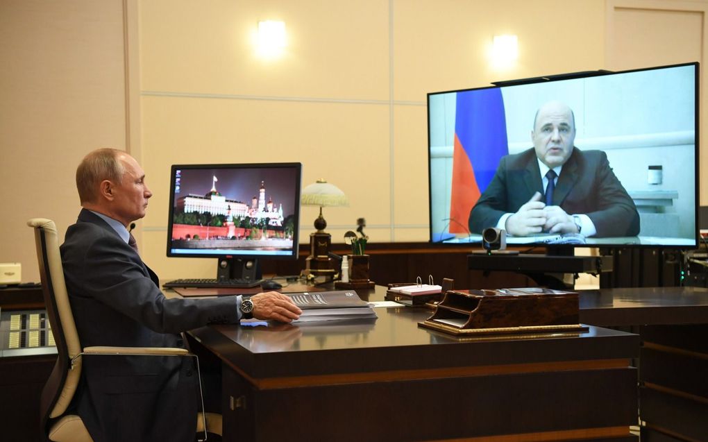 President Poetin belt met premier Misjoestin. beeld EPA, Alexei Nikolsky