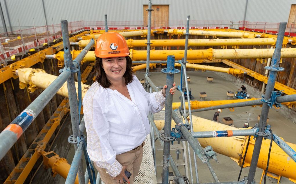 Claudi Groothuis laat regelmatig haar gezicht zien op de bouwplaats. beeld RD, Anton Dommerholt