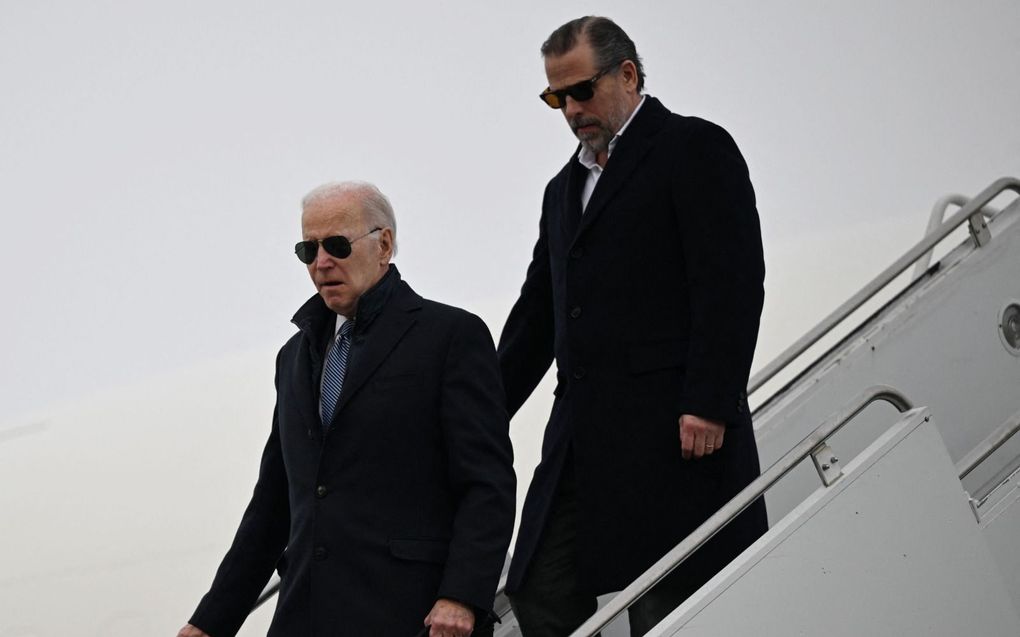 Vader Joe (l.) en zoon Hunter Biden verlaten samen een vliegtuig in februari van dit jaar. beeld AFP, Andrew Caballero-Reynolds