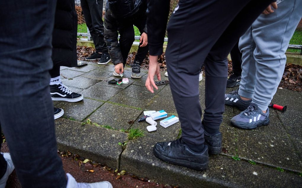 Een groepje jongeren tijdens een vuurwerkcontrole. beeld ANP, Phil Nijhuis